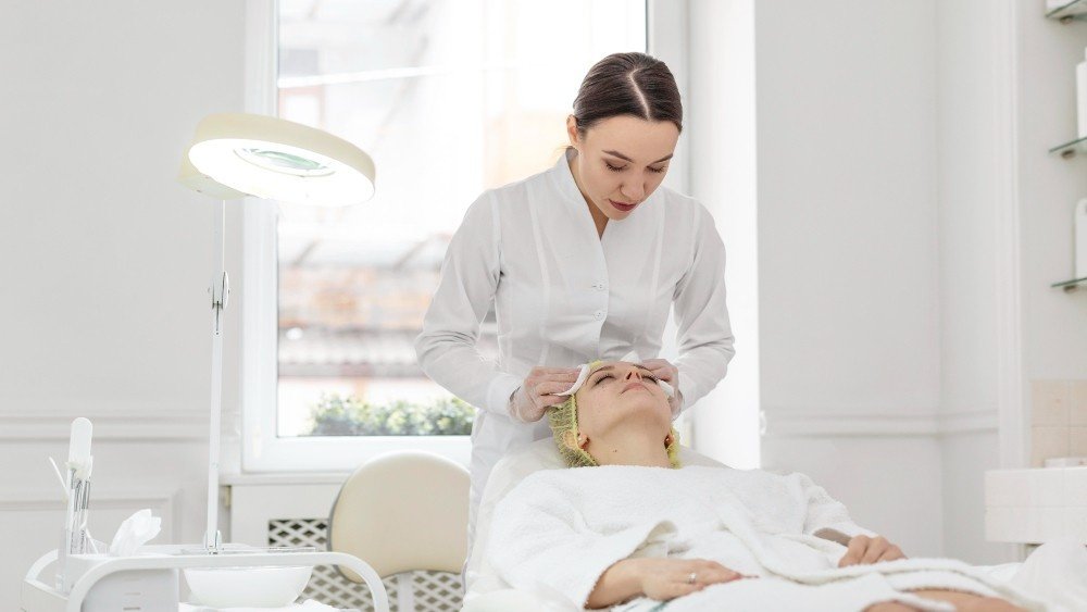 You are currently viewing Which Skin and Aesthetic Treatments Are Offered by the Best Aesthetic Dermatologist in Indirapuram at Madhup Hospital?