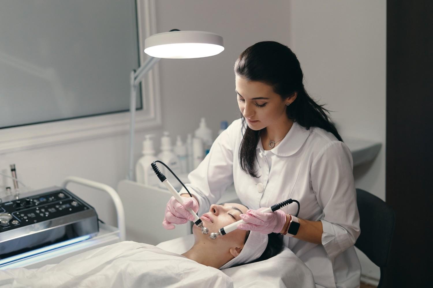 You are currently viewing What are the benefits of consulting the Best Dermatologist in Indirapuram?