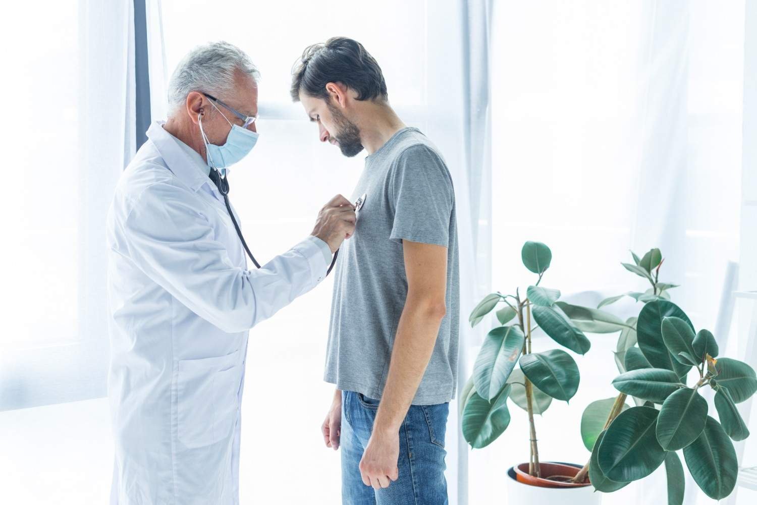 You are currently viewing What Are the Benefits of Consulting the Best Pulmonologist Doctor in Ghaziabad at Madhup Hospital for Breathing Problems?